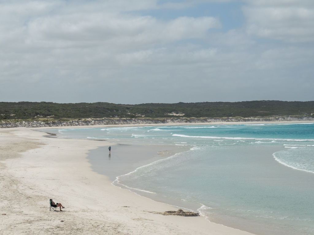 Man geniesst den sonnigen Tag an der Beach