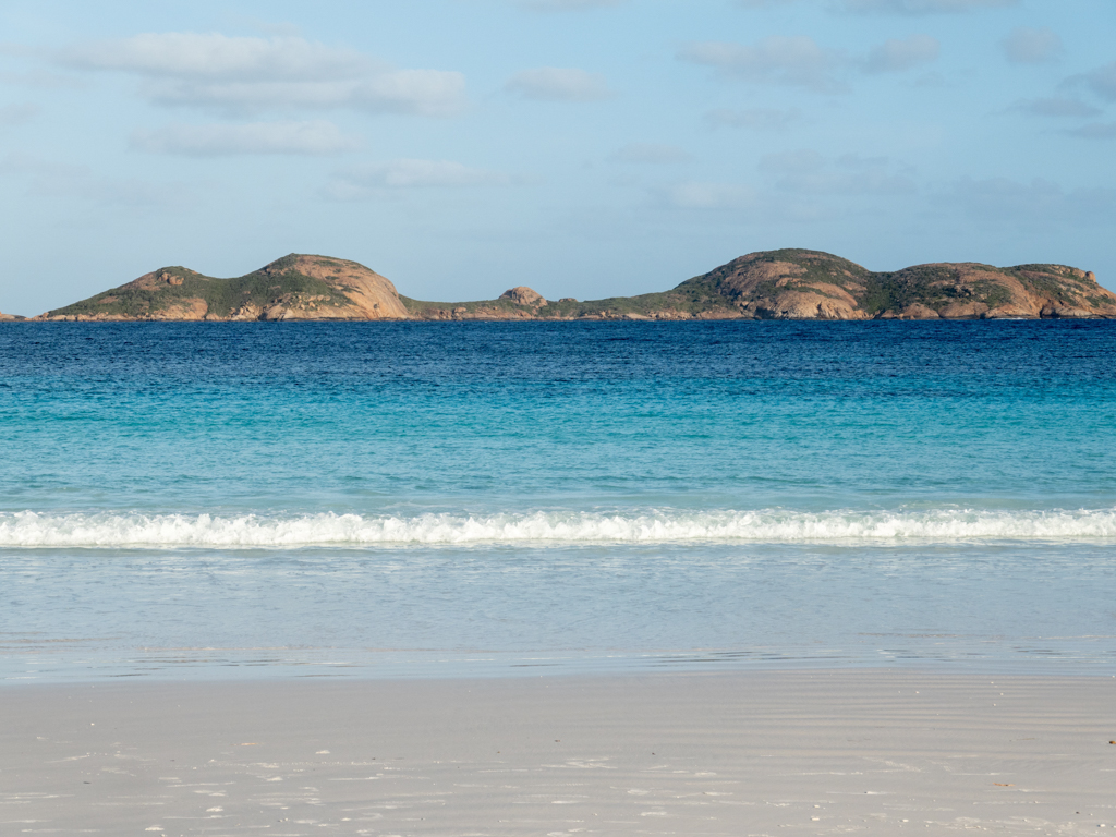 Sanft schlagen die Wellen auf den Strand der Lucky Bay
