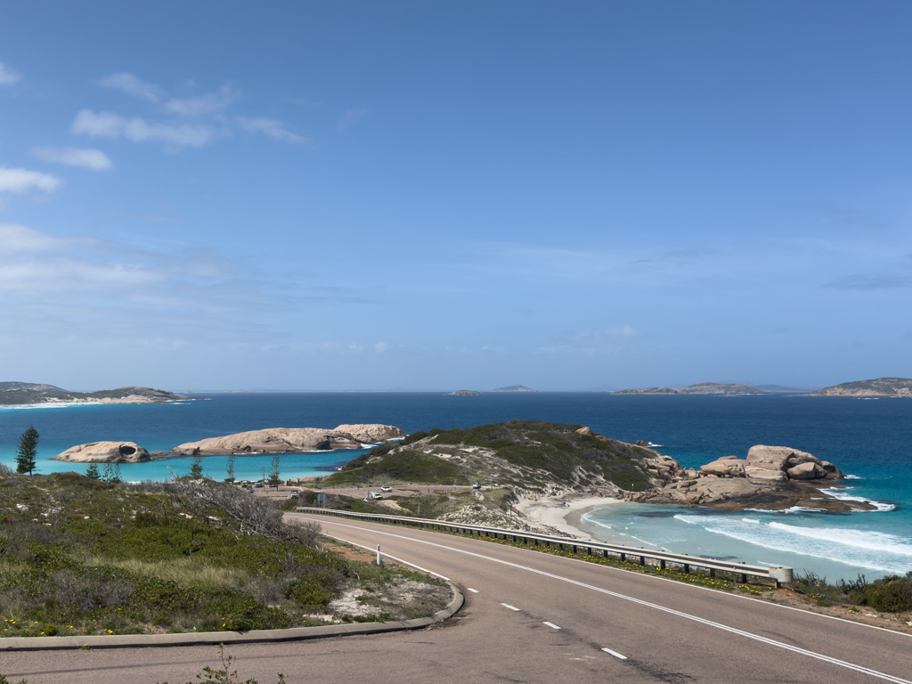 Vom Lookout haben wir einen Blick auf die bekannte Infinity Beach
