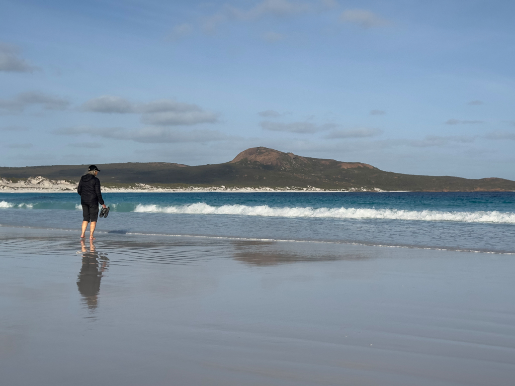 Ma wartet auf die ersten Wellen an der Lucky Bay