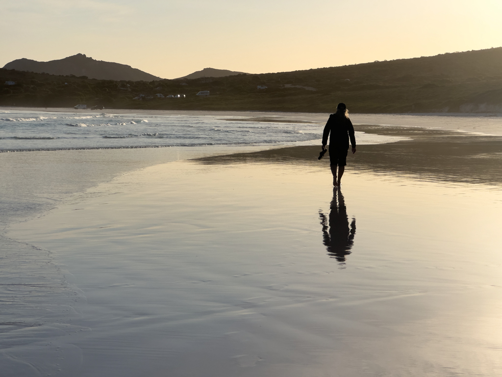 Ma's Schattenspiel im nassen Sand