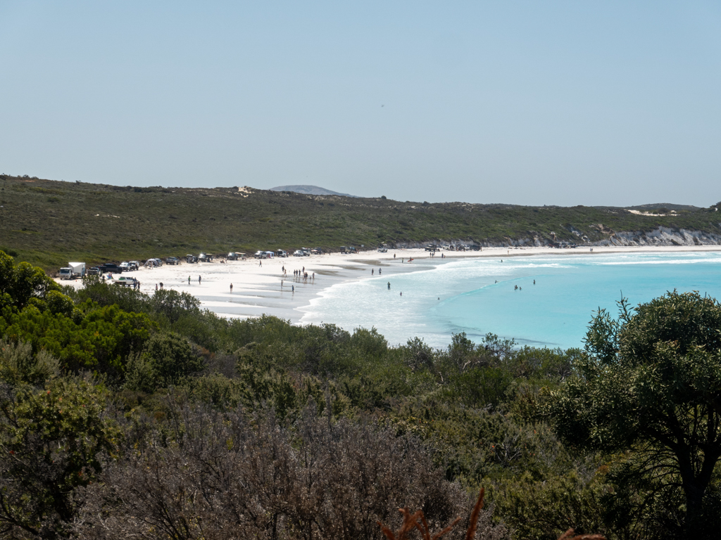 Vormittags, bei Sonnenschein, herrscht schon Hochbetrieb am Strand