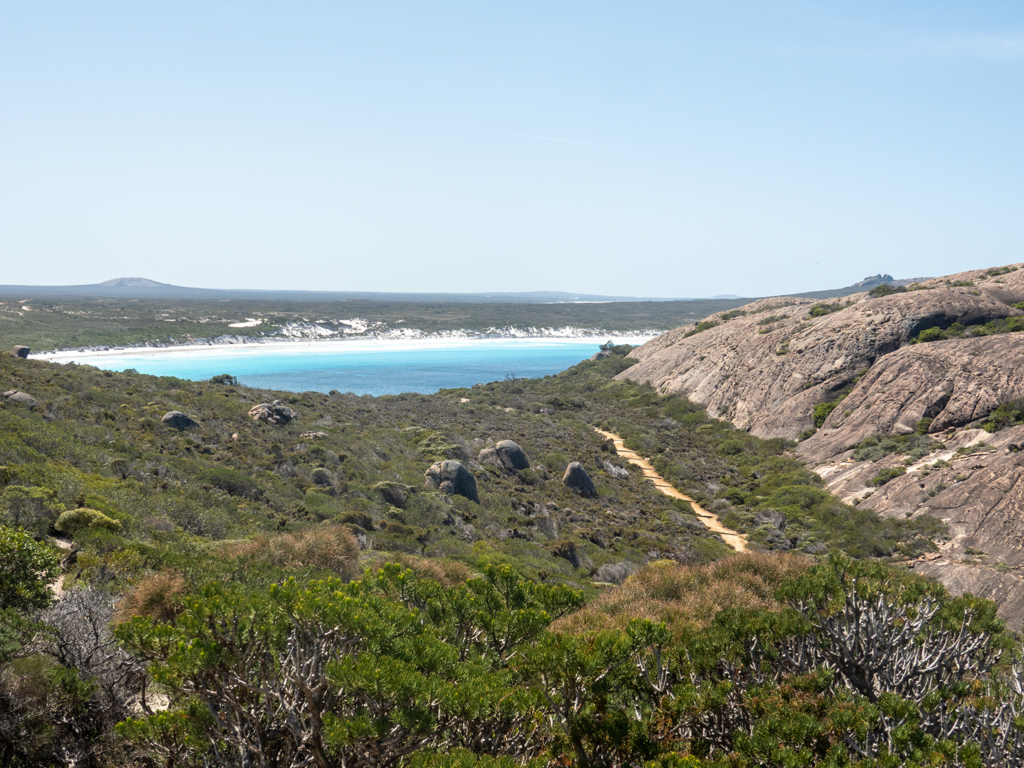 Auf dem Weg zur Thistle Cove mit Blick auf die Lucky Bay und den Weg