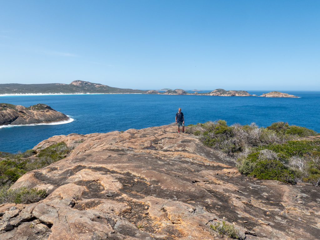 Jo posiert auf dem Weg zur Thistle Cove