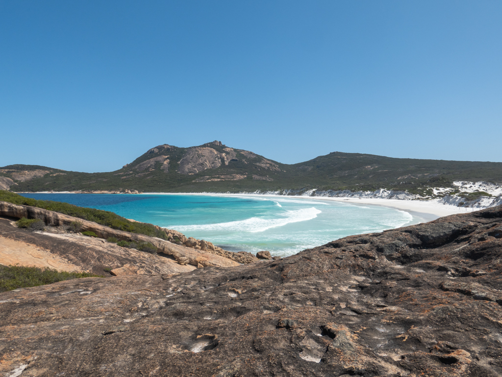 Die schneeweisse, autofreie (!) Thistle Cove liegt vor uns