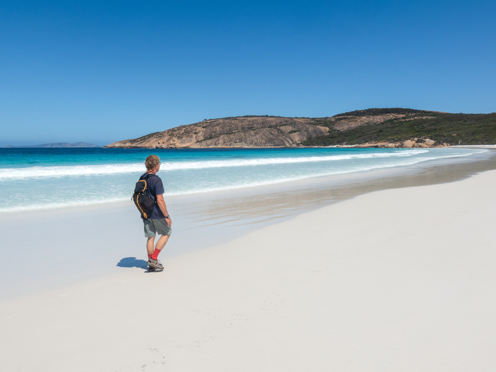 Mit Jo am leeren weissen Strand der Thistle Cove unterwegs