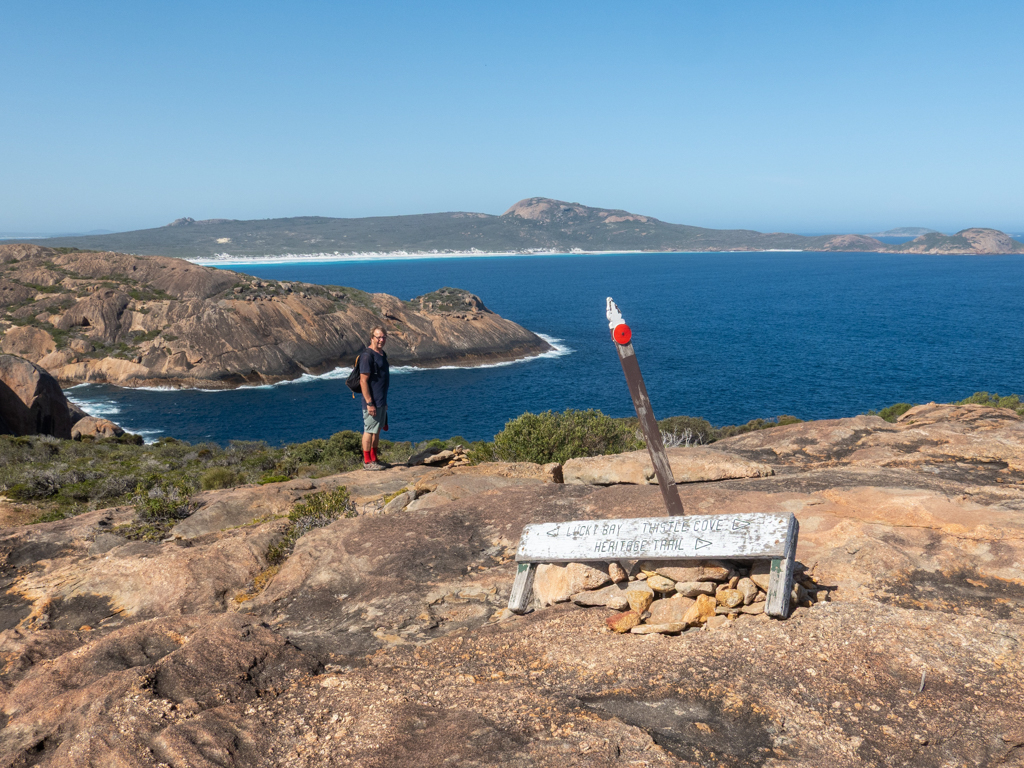 Jo am Wegweiser zur Lucky Bay und Thistle Cove