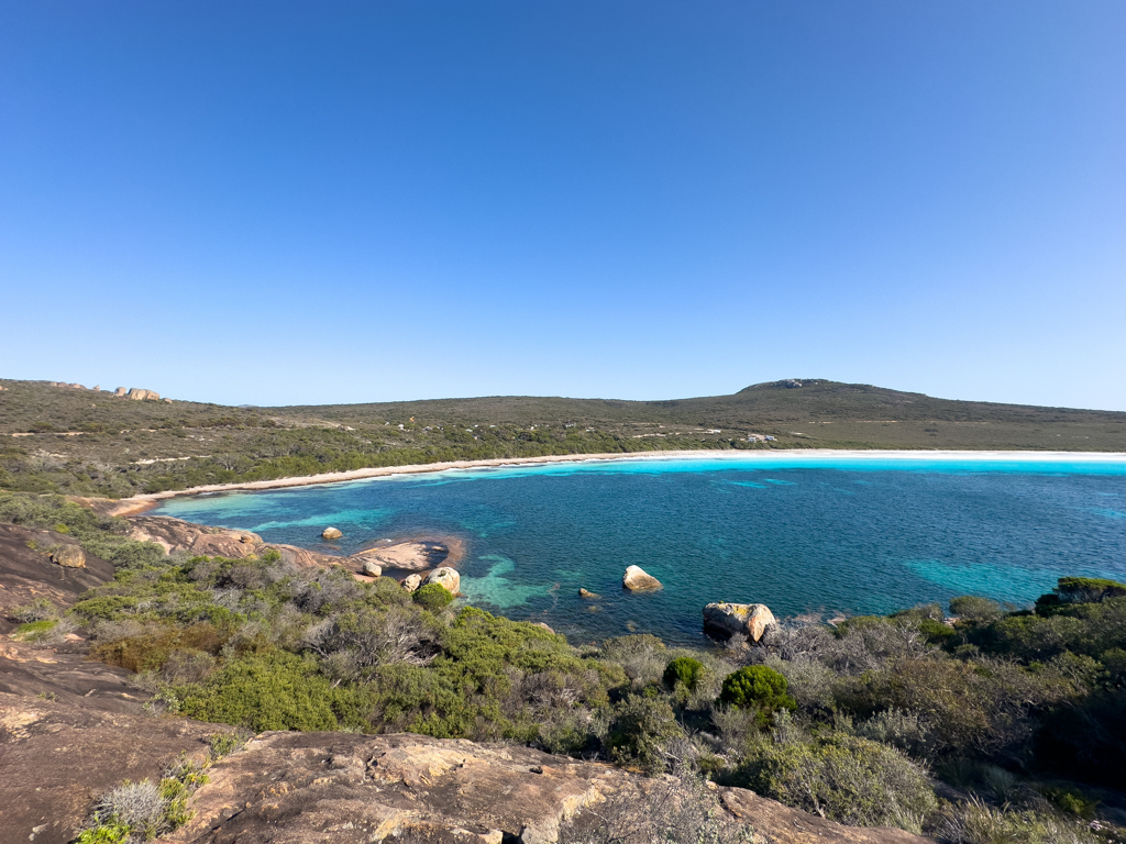 Blick vom rechten Ende der Lucky Bay auf die ganze Bucht