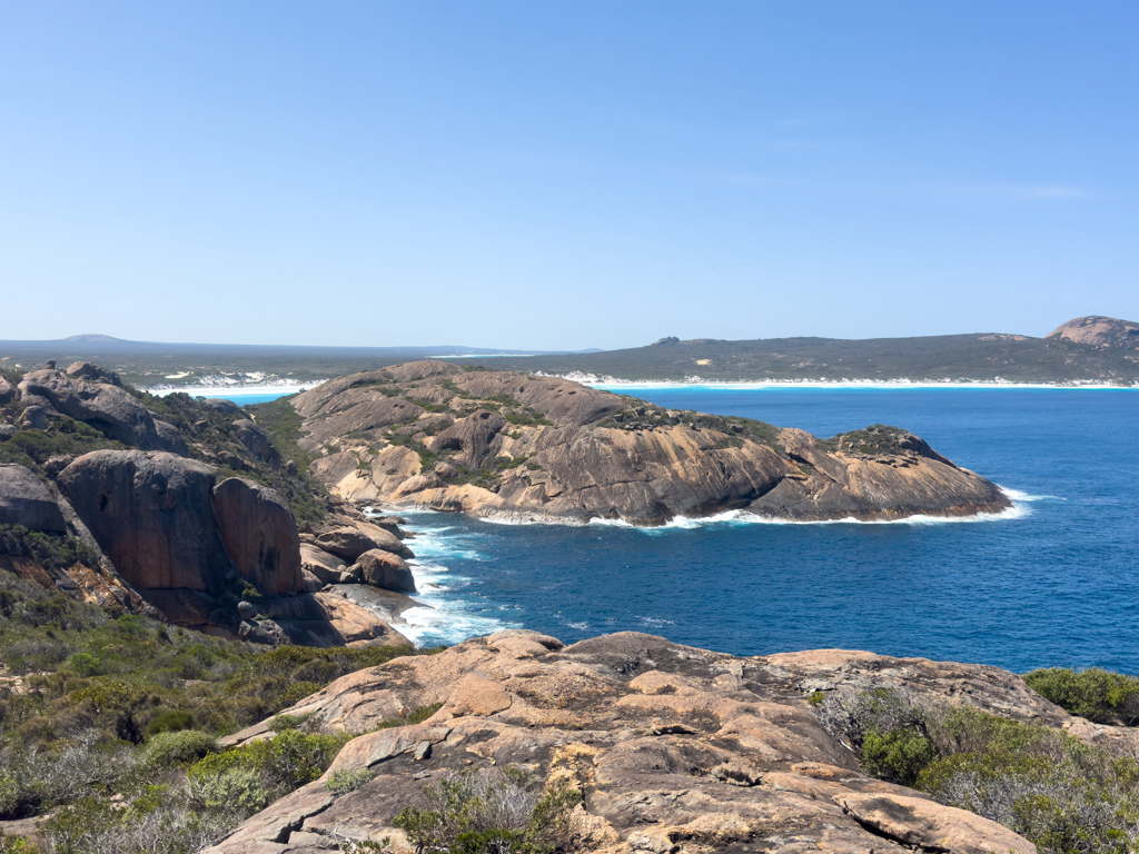 Auf dem Weg zur Thistle Cove: Die felsige Küste und dahinter die Lucky Bay
