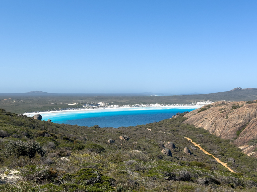 Auf dem Weg von der Thistle Cove mit Blick auf die Lucky Bay und den Weg