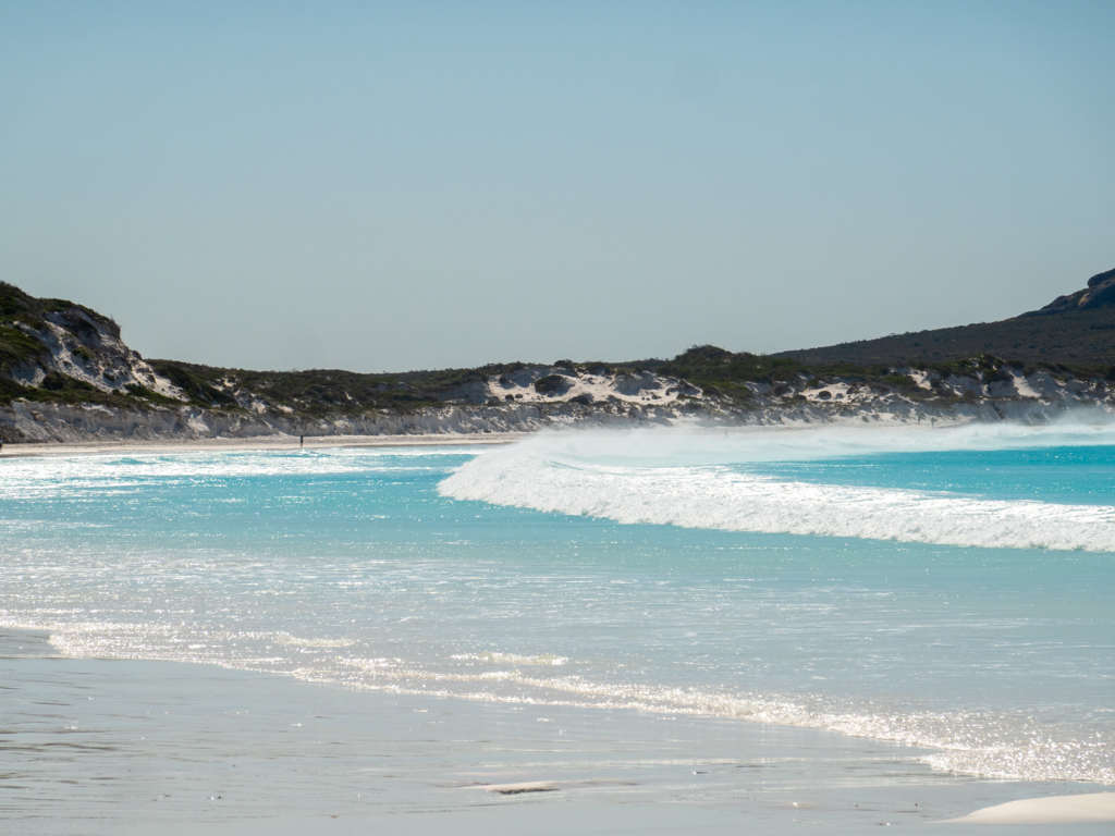 Breite Wellen mit starkem Gegenwind treffen auf den Strand der Lucky Bay