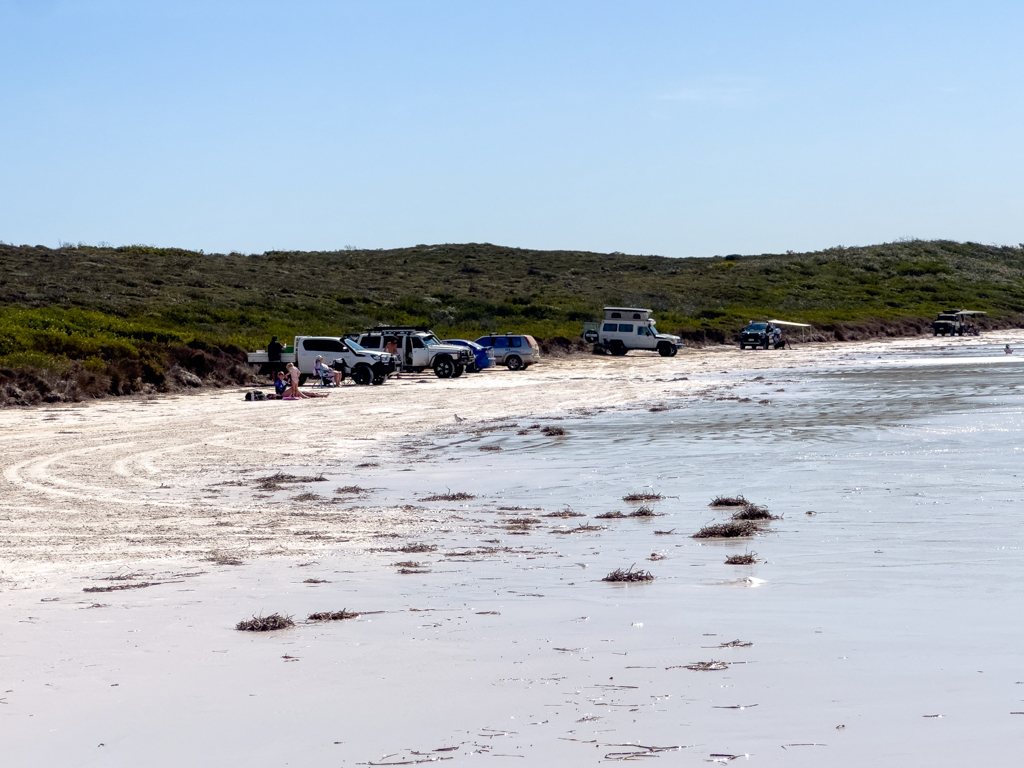 Und wieder wird mit dem Auto bis auf den Strand gefahren