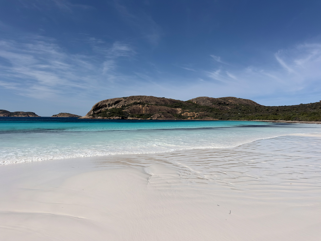 Breiter Strand bei Ebbe an der Lucky Bay