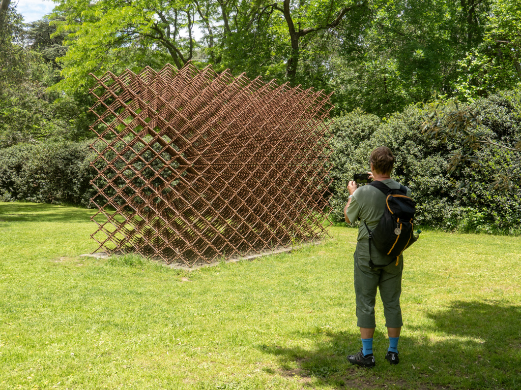 Jo fotografiert moderne Kunst im Park des Heide Museums