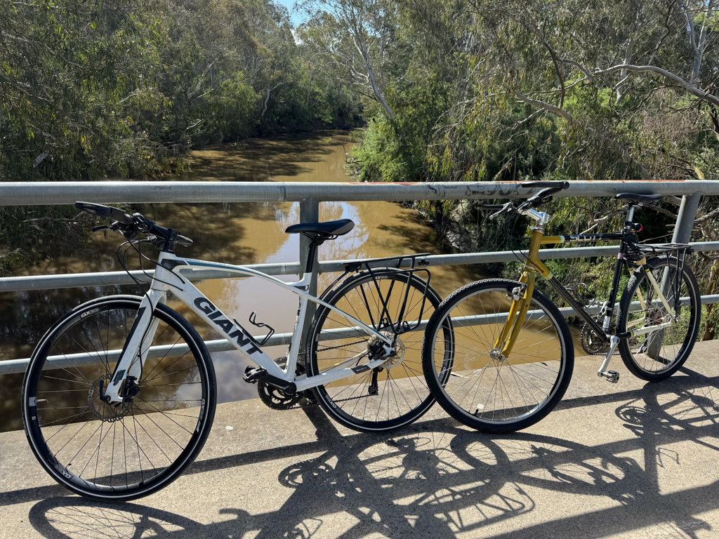 Mit Detlevs und Brons Velos unterwegs - unter uns der Yarra River