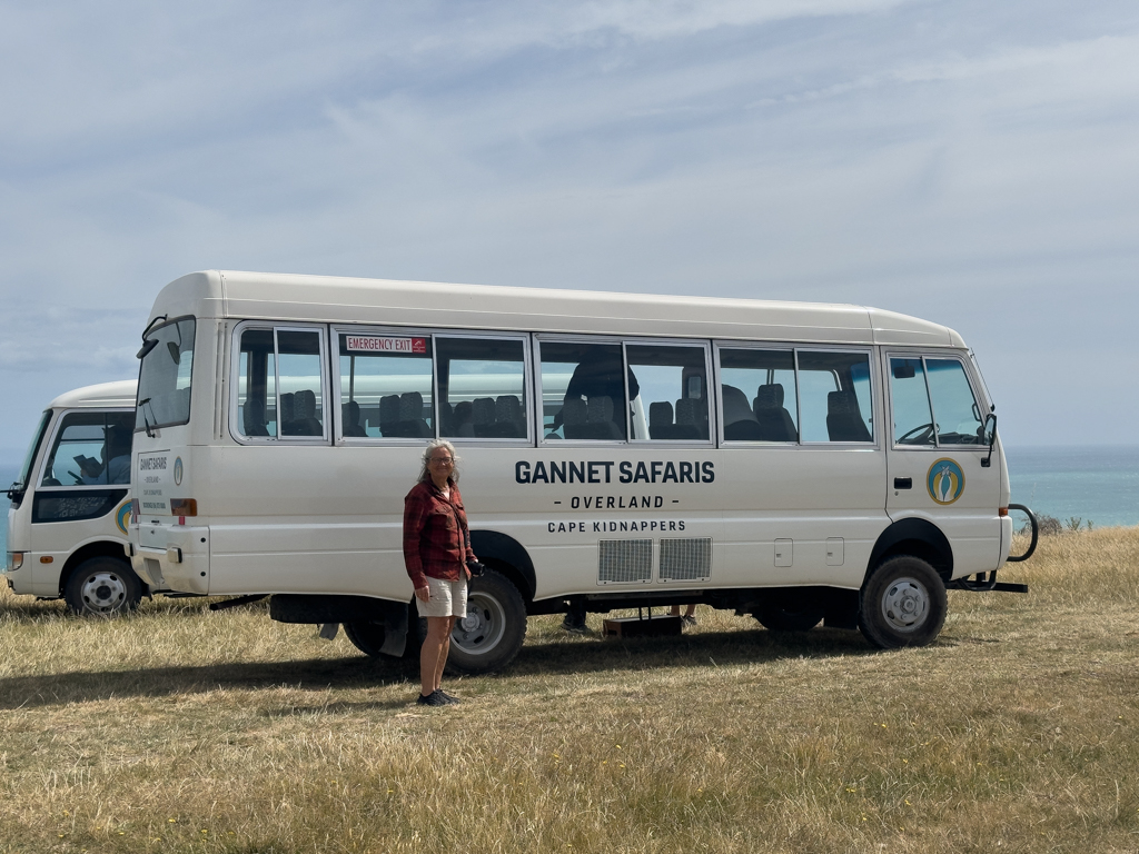 Ma posiert vor unserem Tourbus der Gannet Safaris