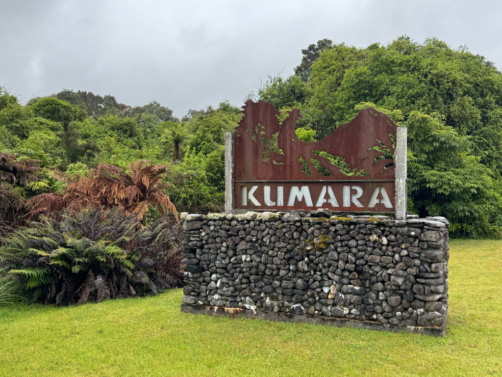 Kumara, Ortsschild