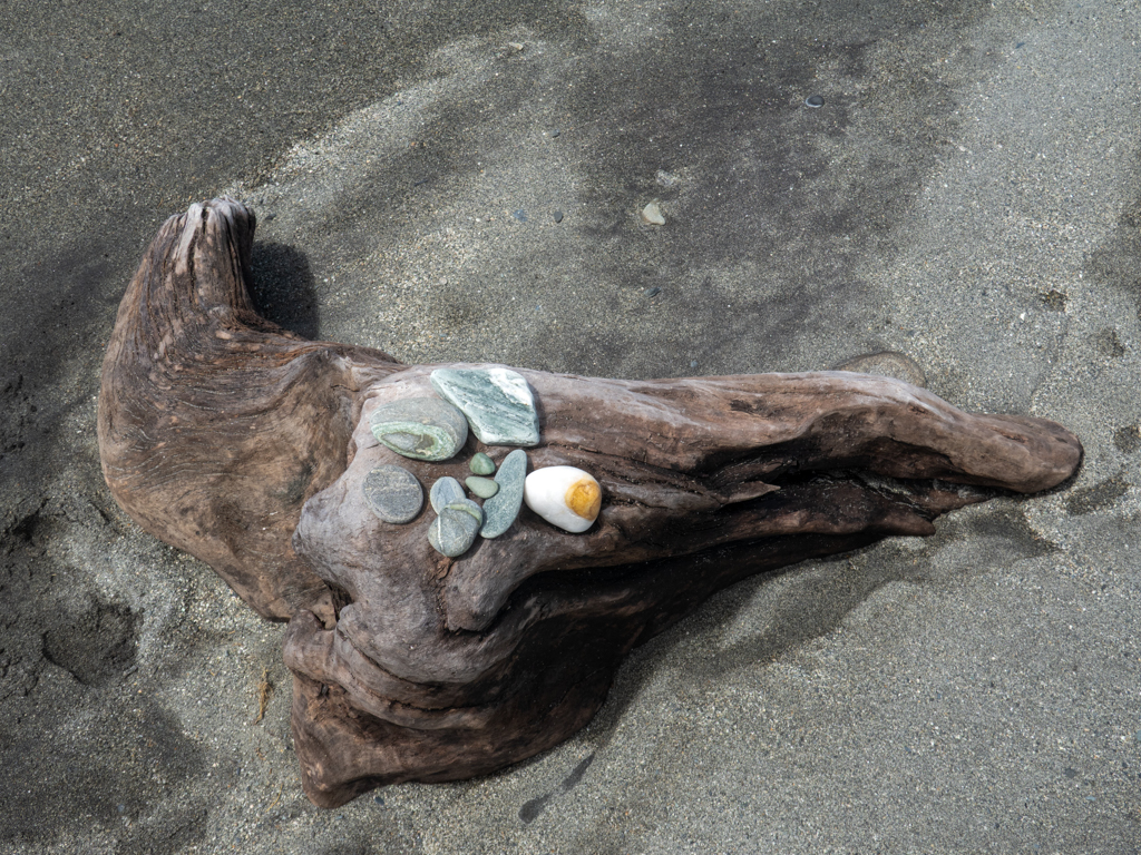 JoMa's Steinsammlung als sichtbares Kunstwerk an der Hokitika Beach