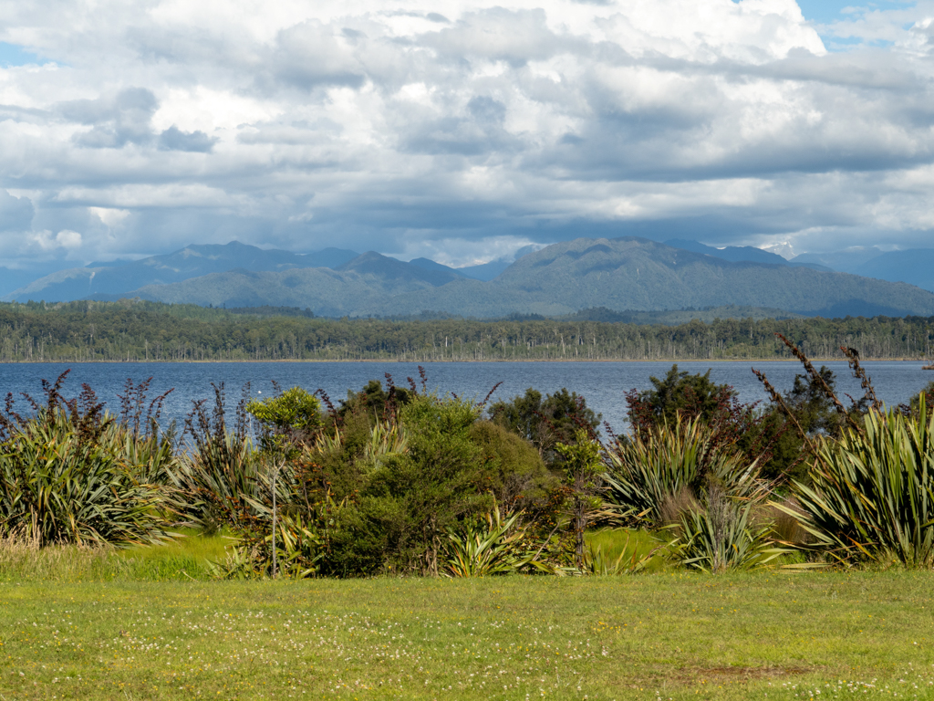 Aussicht von Lake Manihapua auf die umliegenden Berge dahinter