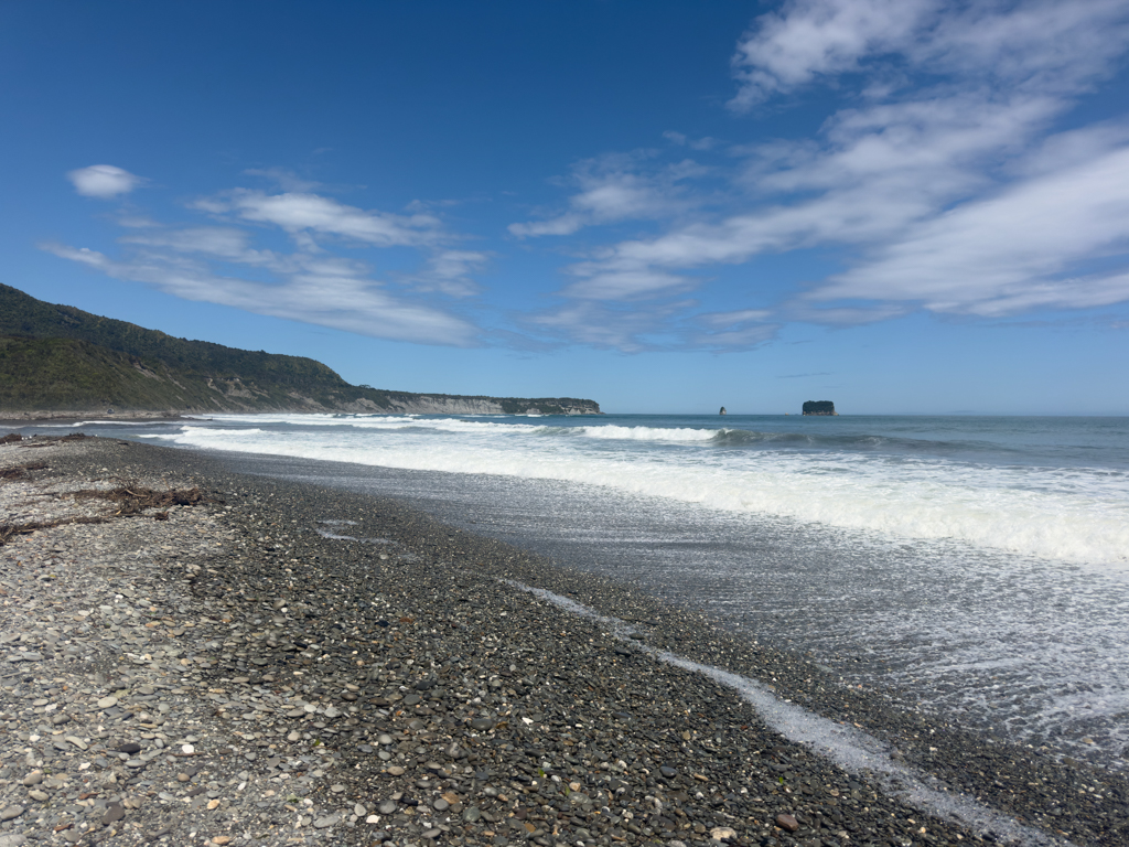 Strandwanderung entlang der schwarzem Küste der Rapahoe Bay