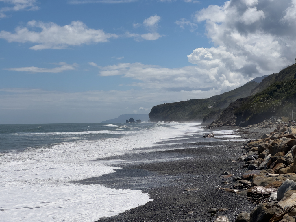 Steinige und schwarze Küste der Rapahoe Bay