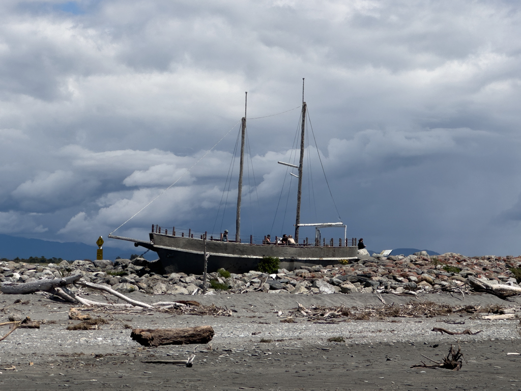 Das Ship Wrek an der Hokitika Beach ist ein Touristenmagnet
