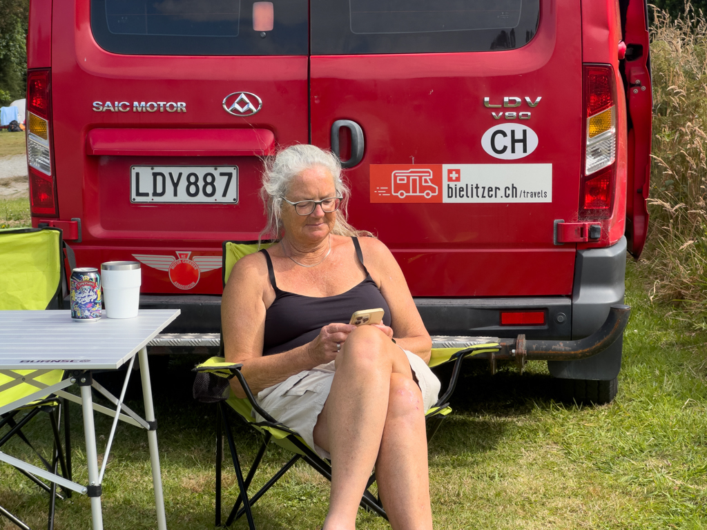 Unser schmaler Stellplatz im Lake Mahinapua Campground