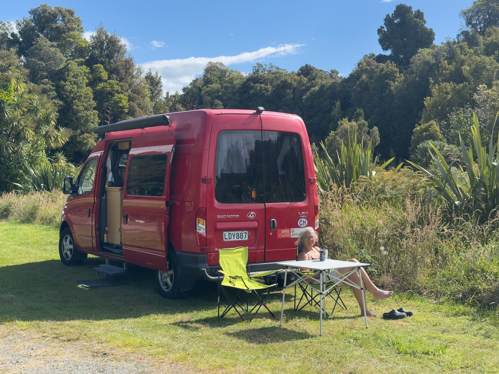 Unser schmaler Stellplatz im Lake Mahinapua Campground