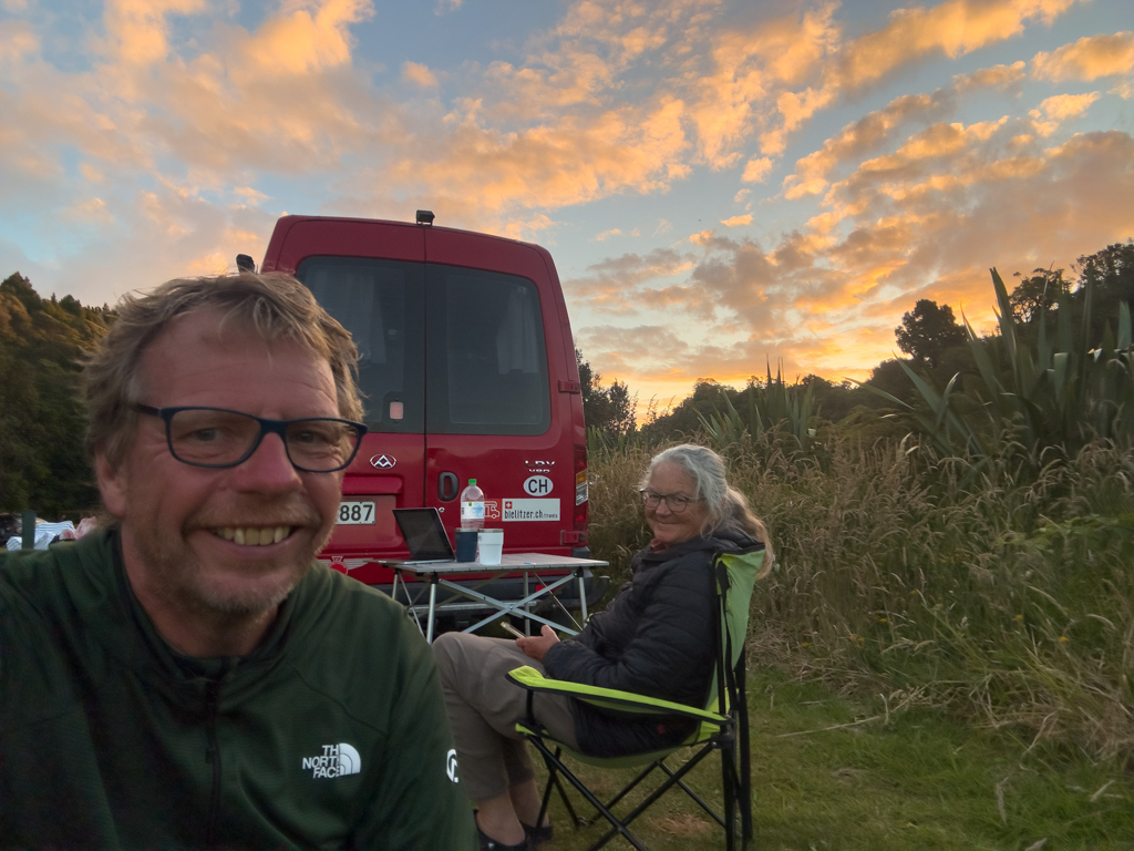 Selfie: JoMa im Abendrot über dem Lake Mahinapua Campground