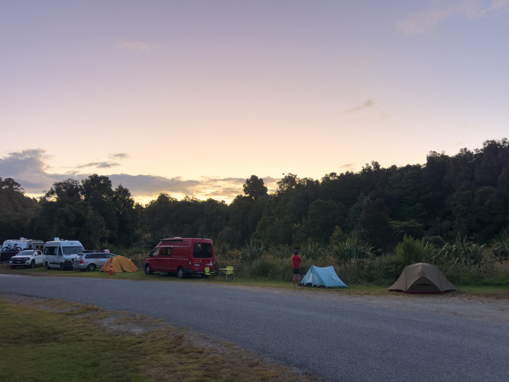 Unser schmaler Stellplatz im Lake Mahinapua Campground
