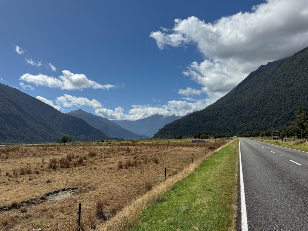 Auf dem Haas Pass Hwy entlang des Haas Rivers unterwegs