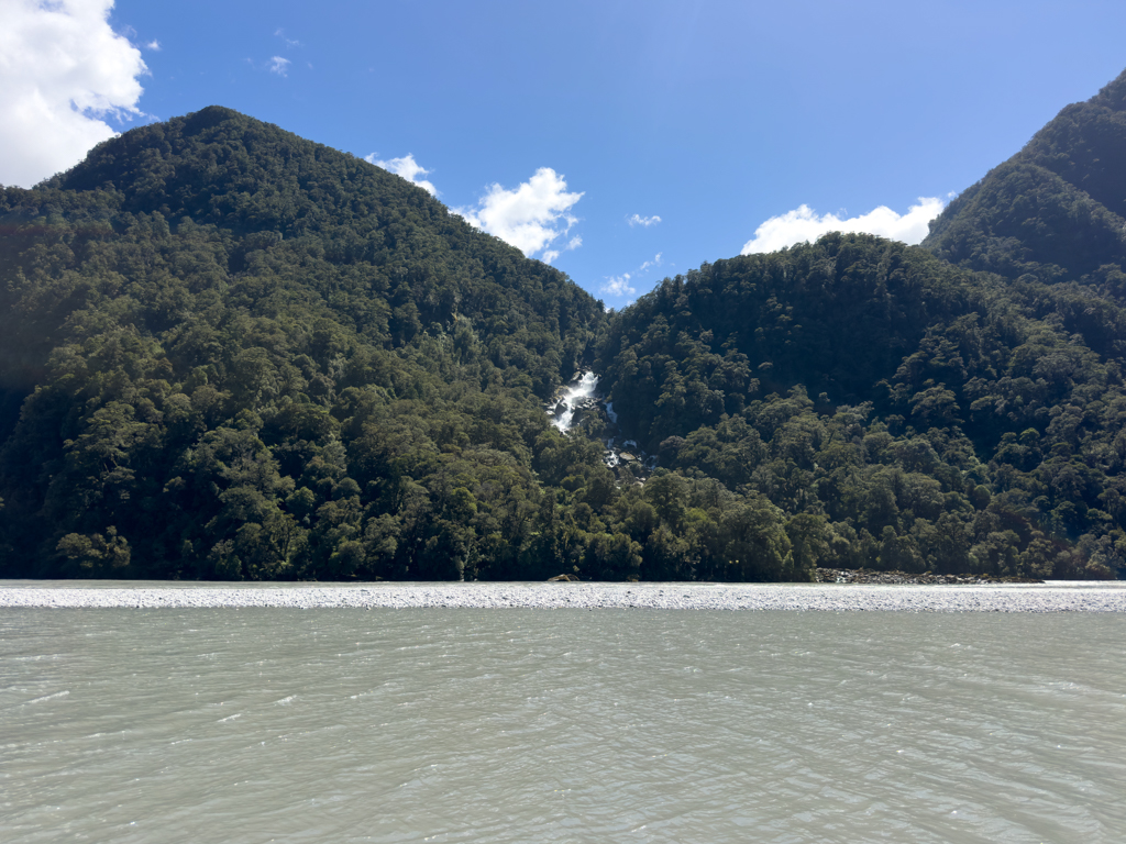 Die Roaring Billy Falls auf der anderen Uferseite des Haast River