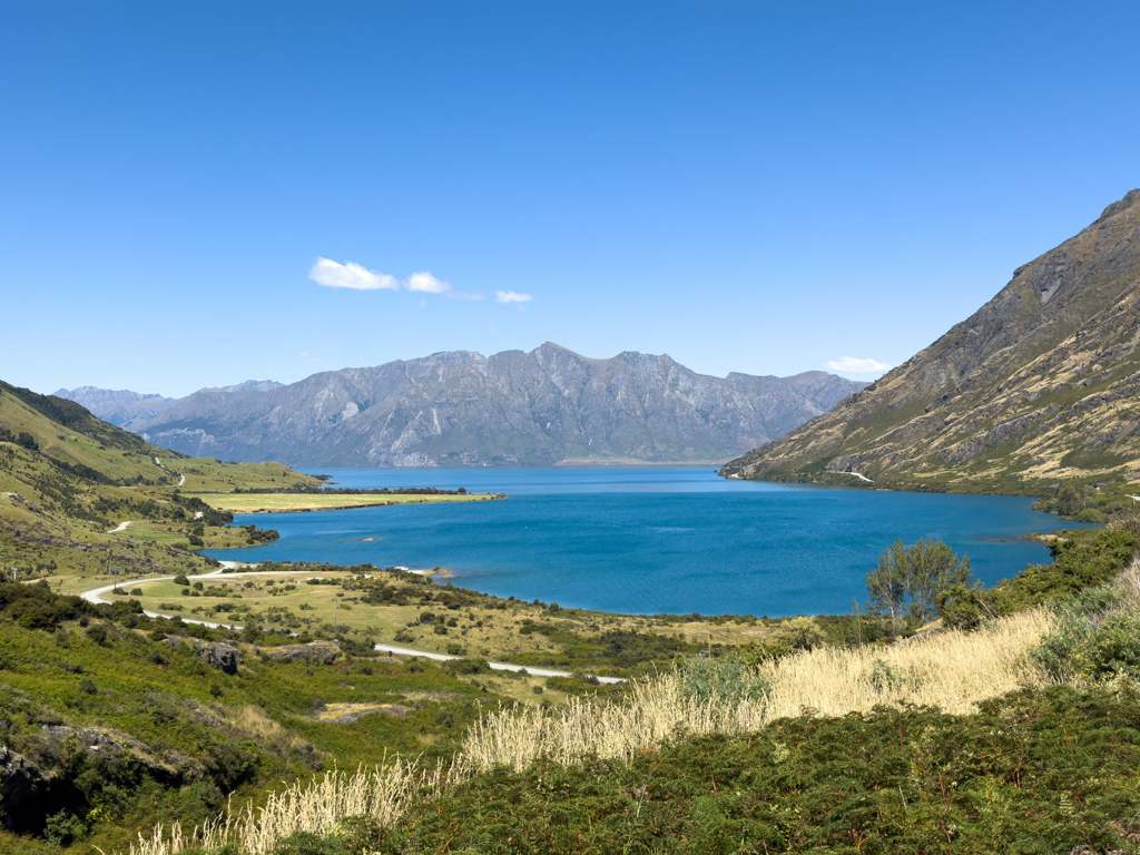 Am Lookout auf Lake Hāwea. Links die helle grüne Landzunge ist unser Campground.