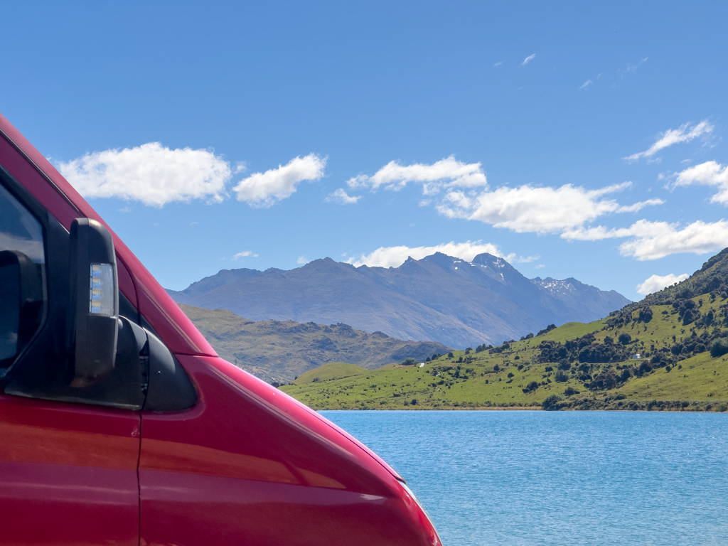 Wir stehen am Campground Lake Hāwea mit herrlicher Aussicht auf die Berge