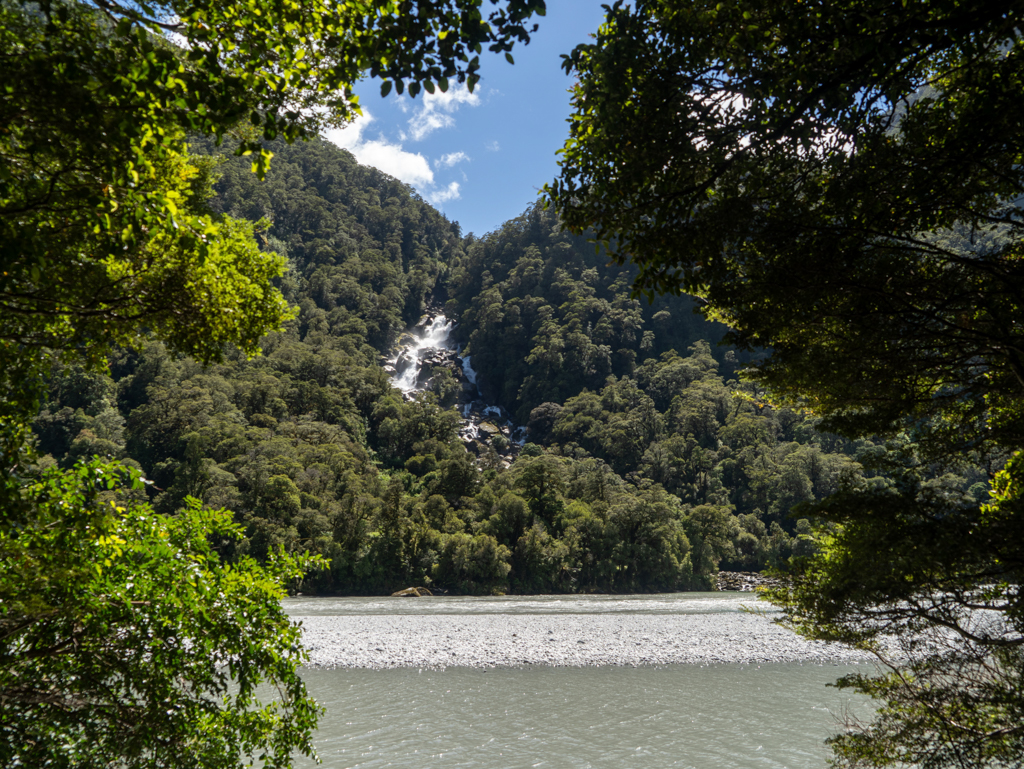 Die Roaring Billy Falls auf der anderen Uferseite des Haast River