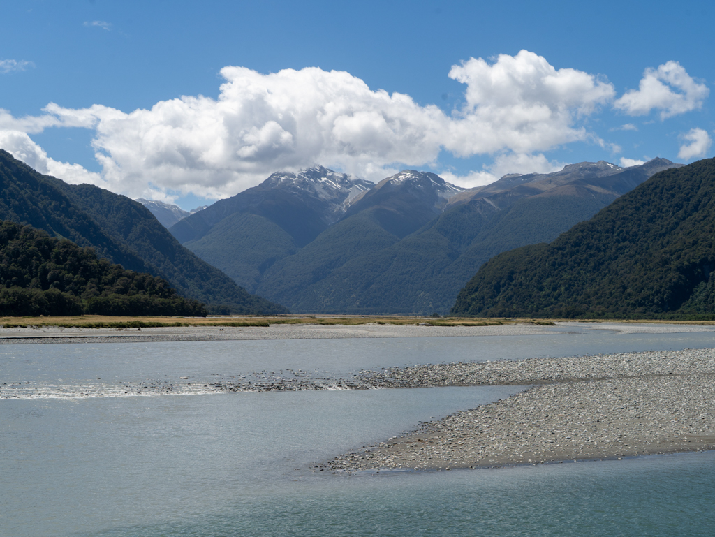 Vorne der mächtige Haast River, hinten sehen wir leicht weisse Bergspitzen :-)