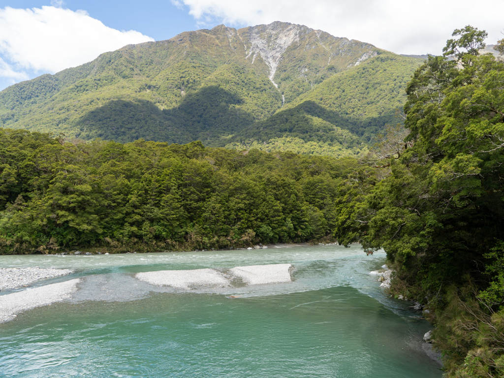 Der Blue River fliesst bei den Blue Pools in den Haast River