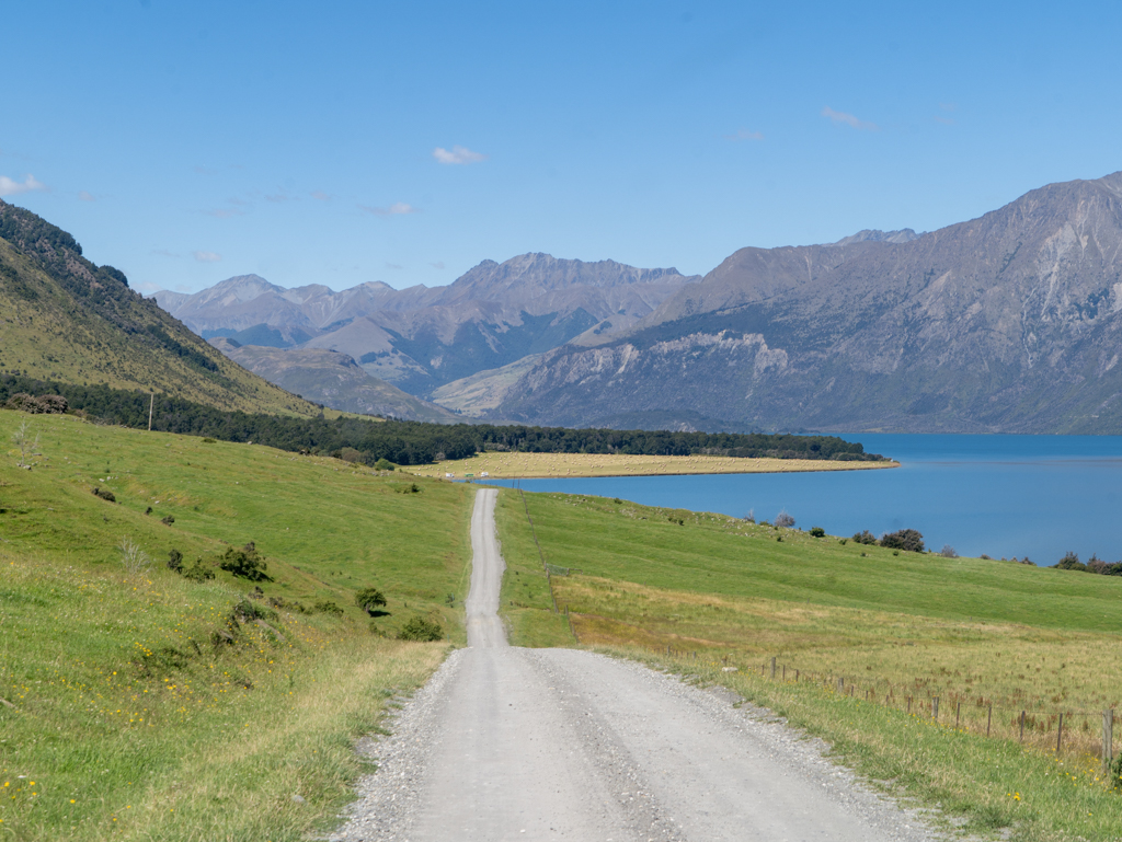 Auf der Schotterpiste unterwegs zum Campground am Lake Hāwea
