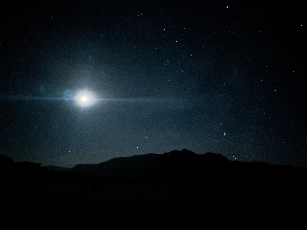 Nächtlicher Sternenhimmel mit Mond über dem Lake Hāwea
