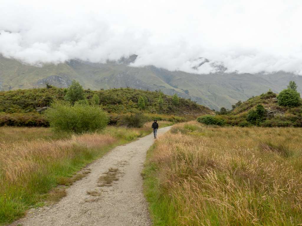 Mit Jo auf der Wanderung zum Diamond Lake im Regen unterwegs