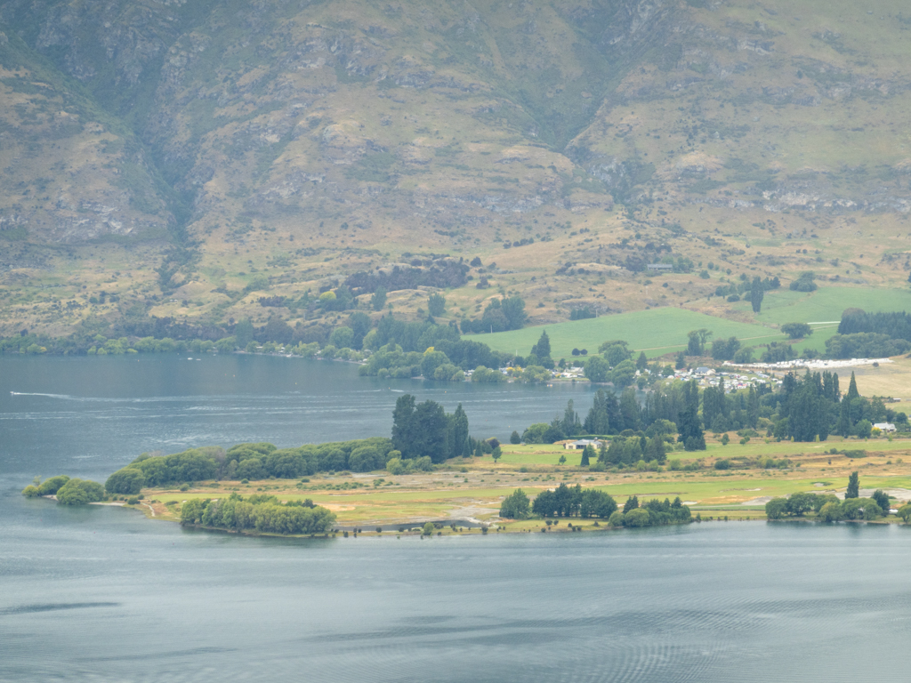 Von oben sehen wir in der Ferne die Zeltstadt unseres Campgrounds
