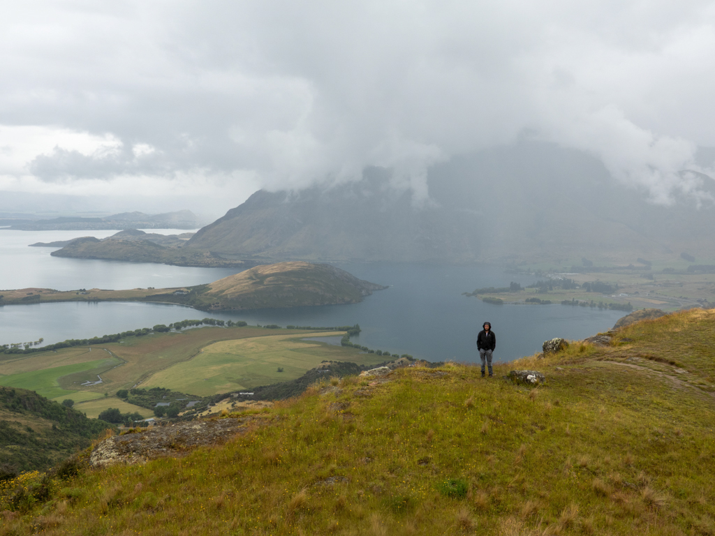 Jo posiert im Regen über Lake Wanaka
