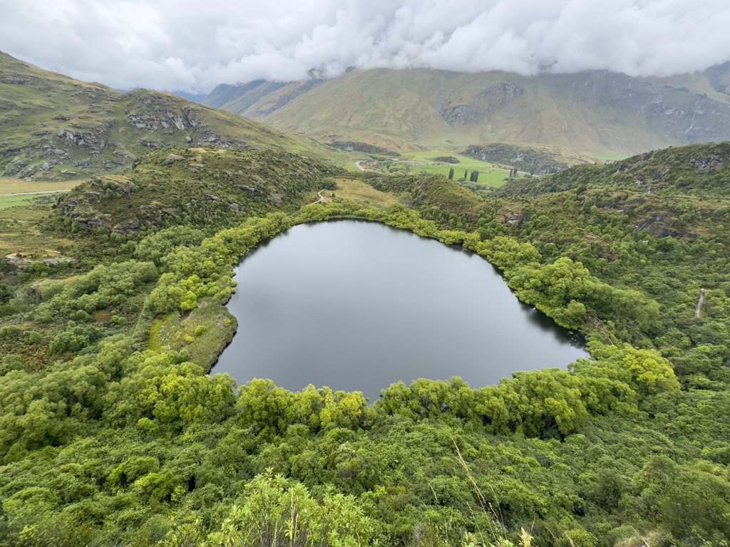 Der kleine Diamond Lake vom Loutlook aus gesehen