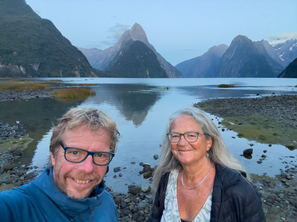 Selfie: JoMa noch vor dem Sonnenaufgang am Milford Sound