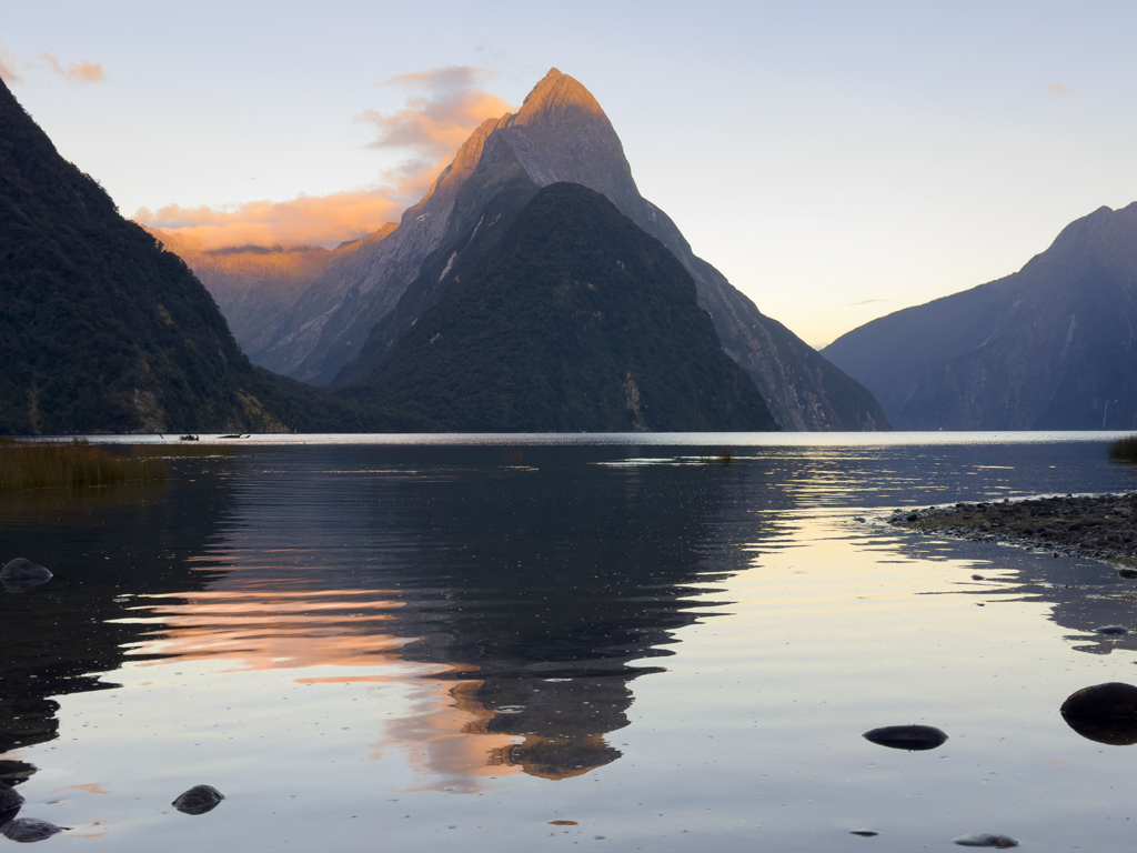 Die ersten Sonnenstrahlen erleuchten den Mitre Peak
