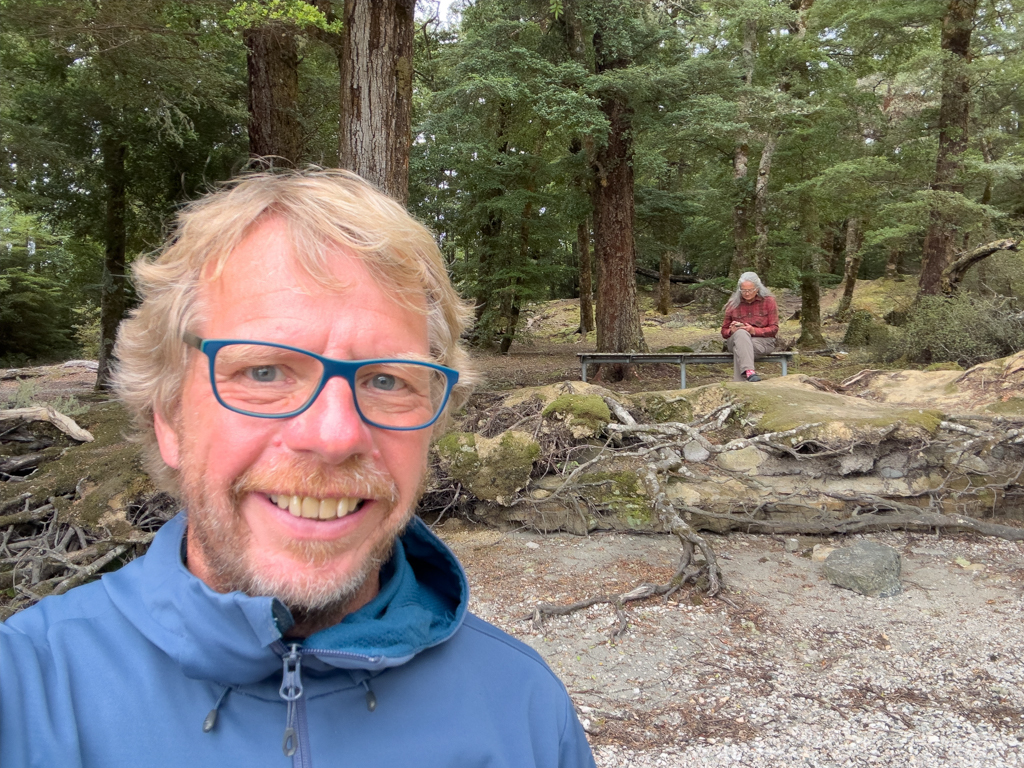 Selfie: JoMa hinter der Possum Lodge am Lake Manapouri