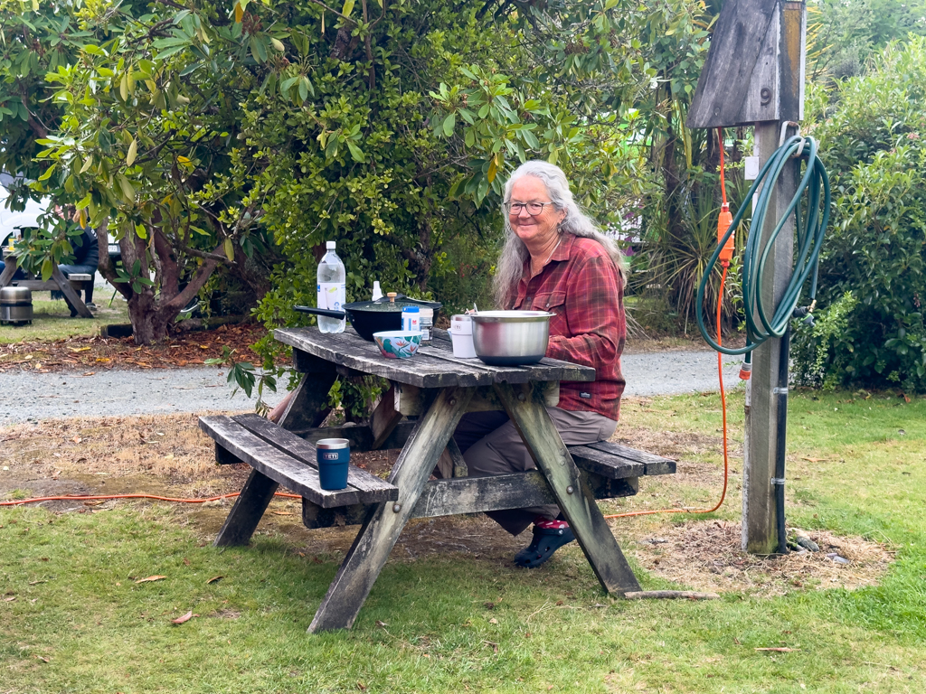 Znacht in der Possum Lodge. Ma wartet. Sie hat Hunger!