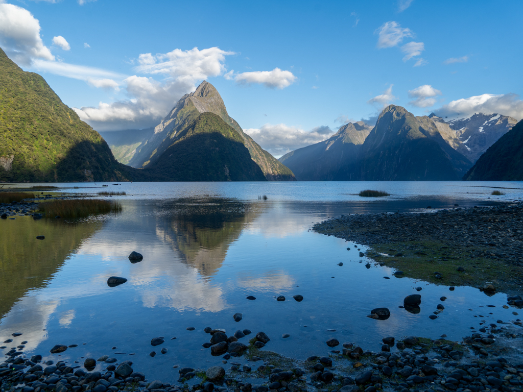 Sonnenaufgang am Milford Sound: Der Mitre Peak spiegelt sich herrlich im stillen Wasser
