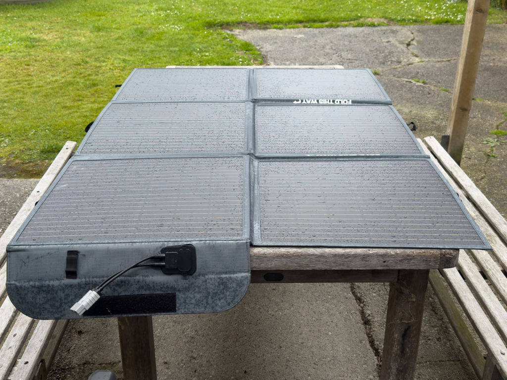 Regentag in der Thomas's Catlins Lodge, ob das Solarpanel wasserfest ist? Lieber nicht ausprobieren...