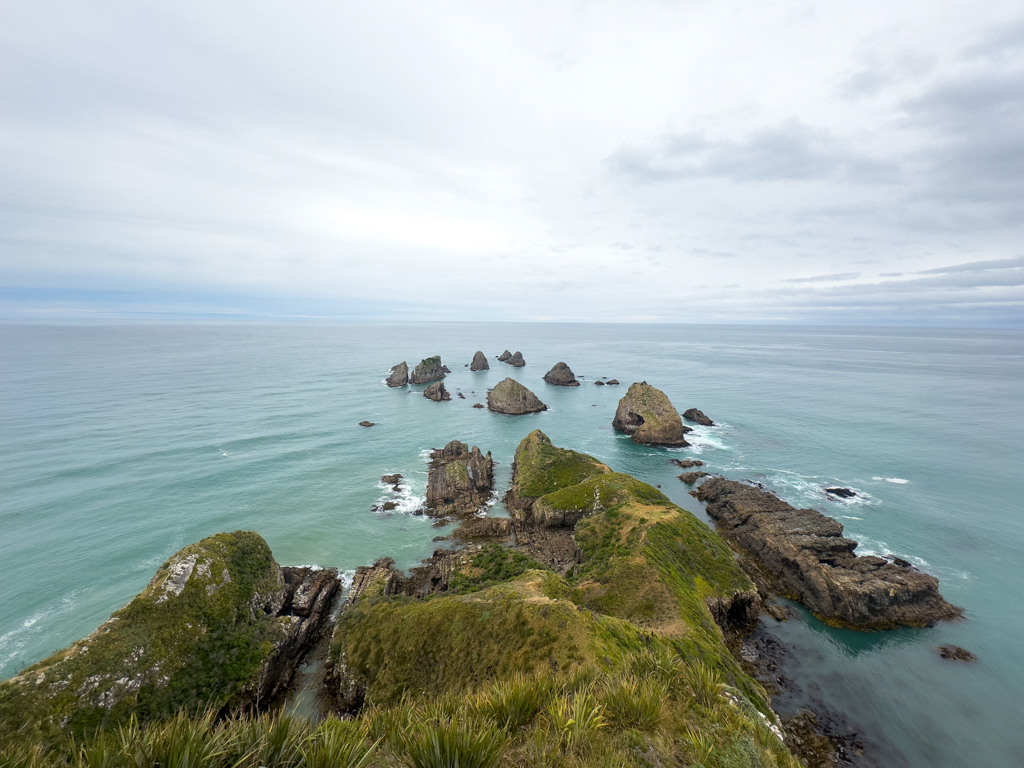 Wie "Nuggets" ragen die Felsen aus dem Meer